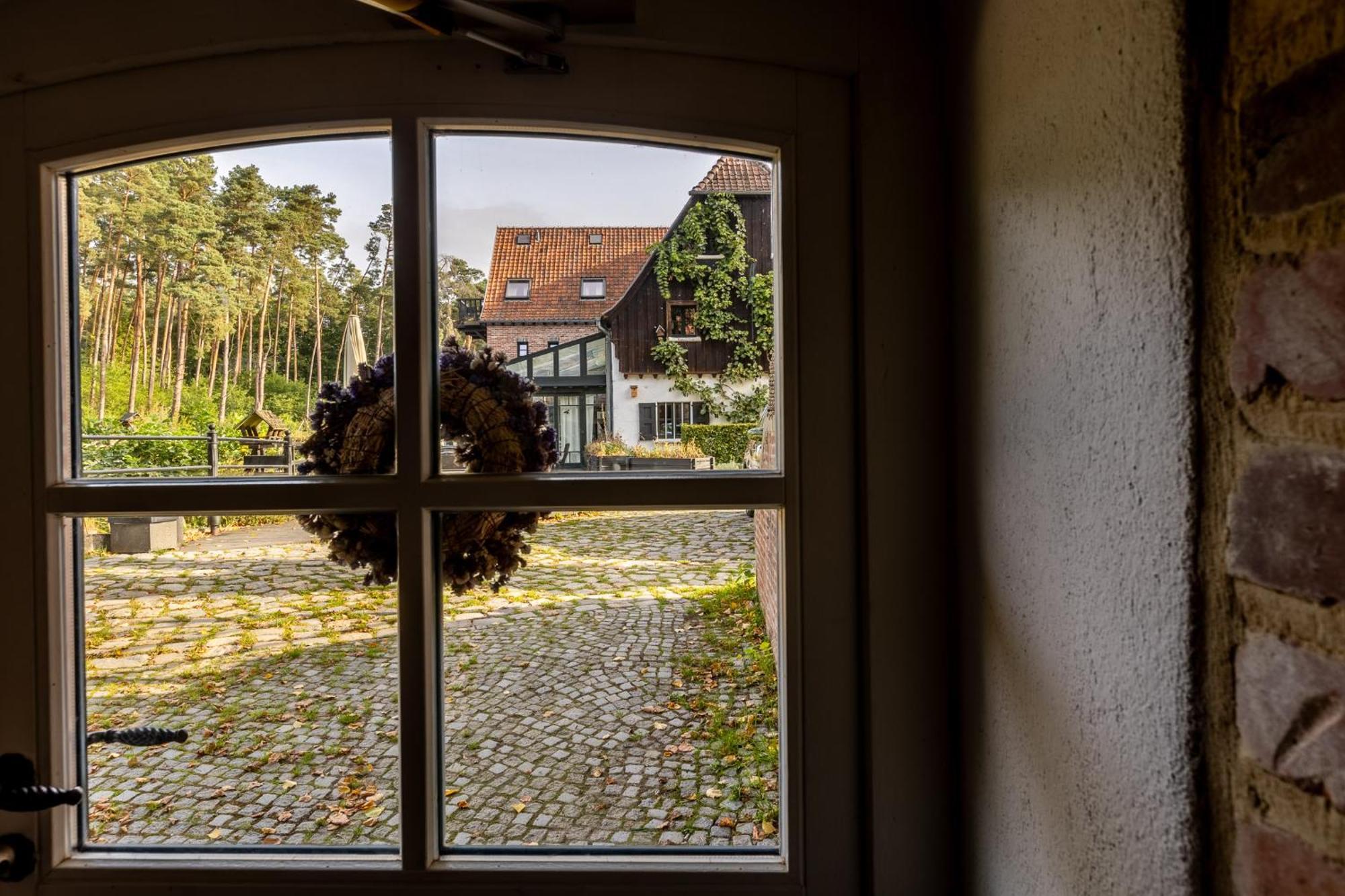 Gosciniec Pod Zajacem Bed & Breakfast Olesnica  Exterior photo